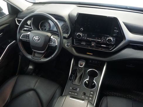 Used 2023 Toyota Highlander XLE AWD/4WD image 25