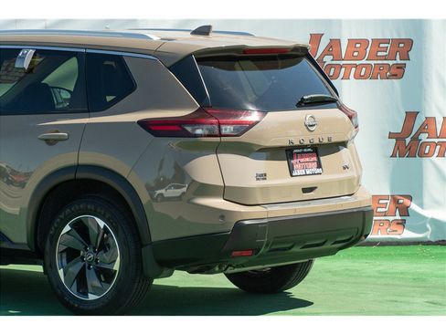 Used 2024 Nissan Rogue SV w/ SV Premium Package FWD image 29