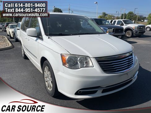 Used 2014 Chrysler Town & Country Touring image 7