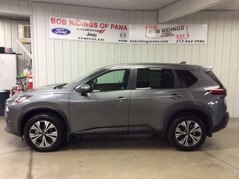 Used 2022 Nissan Rogue SV image 2