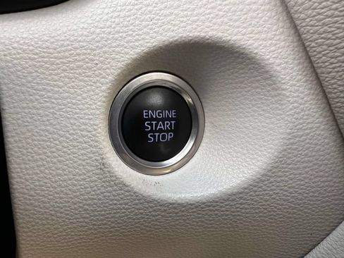 Used 2022 Toyota Corolla Cross XLE w/ Convenience Package AWD/4WD image 20
