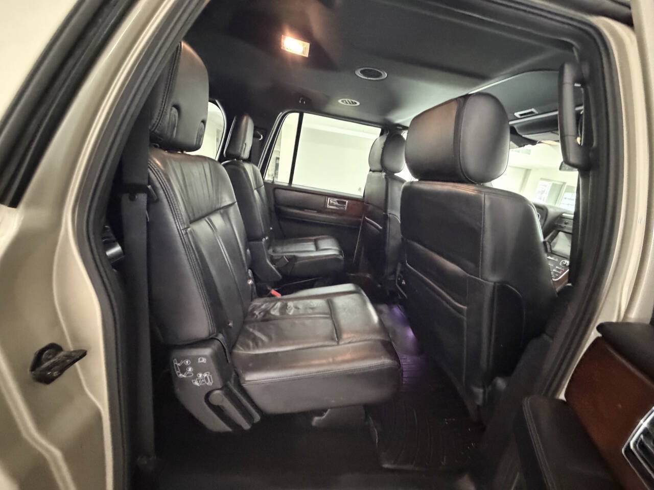 Used 2017 Lincoln Navigator L Select AWD/4WD image 3