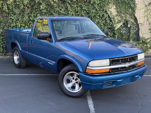 Used 2000 Chevrolet S10 Pickup LS w/ Preferred Equipment Group RWD image 2