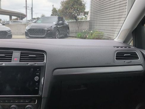 Used 2019 Volkswagen e-Golf SE w/ Driver Assistance Package image 10