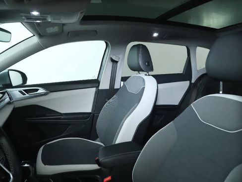 Used 2025 Volkswagen Taos SE w/ Panoramic Sunroof Package AWD/4WD image 16