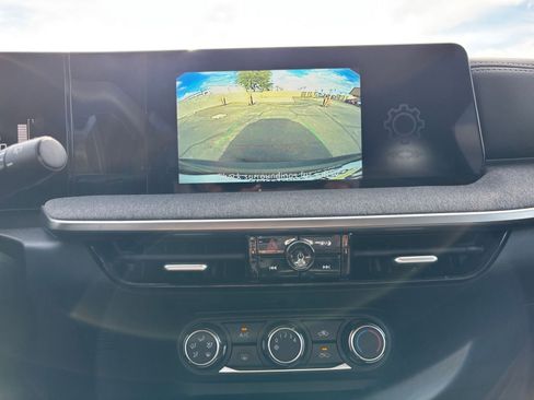 Used 2025 Nissan Kicks SV image 17