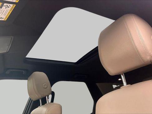 Used 2019 Land Rover Discovery SE AWD/4WD image 13