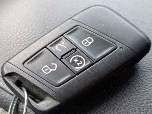 Certified 2022 Volkswagen Tiguan SE R-Line FWD image 32