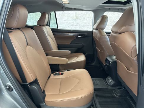 Certified 2025 Toyota Highlander Limited image 48