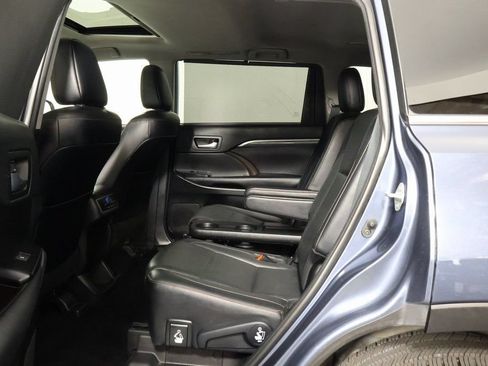 Used 2019 Toyota Highlander Limited w/ Carpet Mat Package (TMS) AWD/4WD image 11