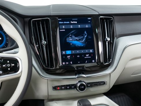 Certified 2025 Volvo XC60 B5 Plus w/ Protection Package Premier image 19