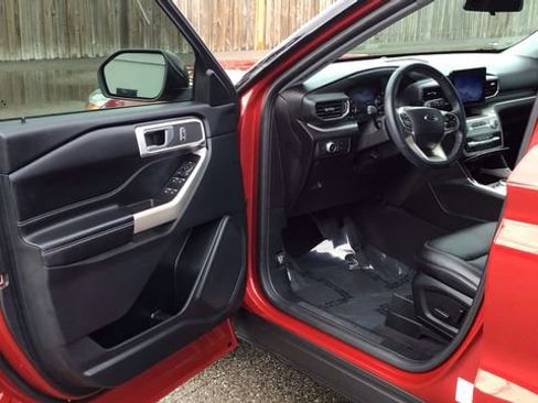 Used 2022 Ford Explorer XLT w/ Equipment Group 202A image 19