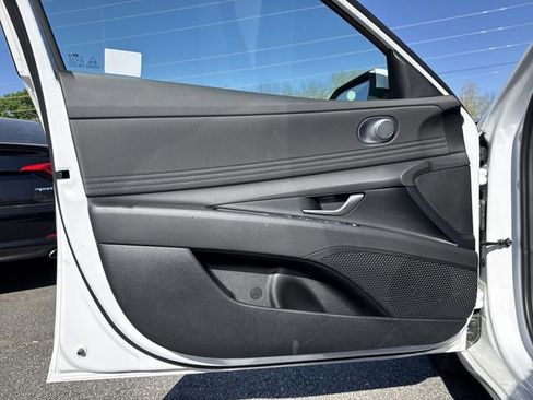 Certified 2025 Hyundai Elantra SEL FWD image 10