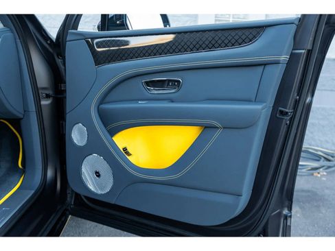 Used 2025 Bentley Bentayga image 42