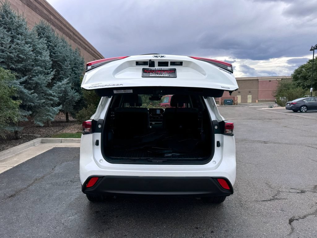 Used 2020 Toyota Highlander XLE AWD/4WD image 12