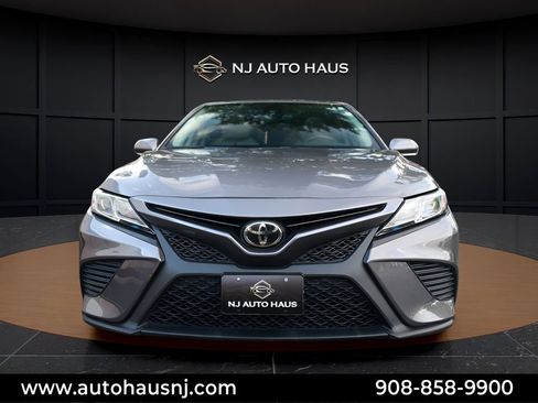 Used 2020 Toyota Camry SE w/ Convenience Package FWD image 3