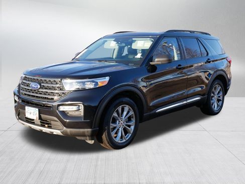 Used 2023 Ford Explorer XLT w/ Equipment Group 202A image 3