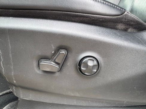 Used 2023 Chrysler Pacifica Touring-L image 14