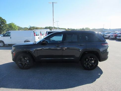 Used 2024 Jeep Grand Cherokee Altitude image 3