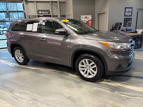 Used 2015 Toyota Highlander LE image 25