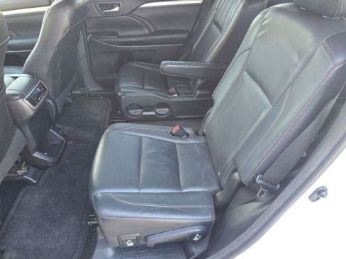 Used 2016 Toyota Highlander XLE image 12