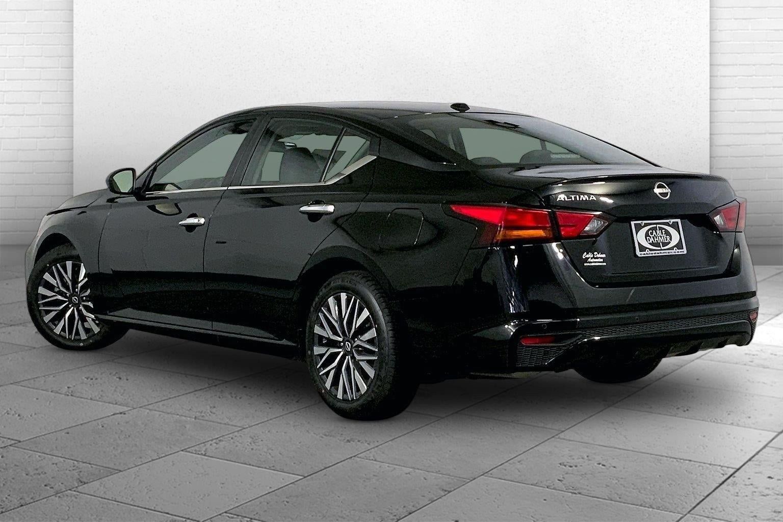 Used 2025 Nissan Altima 2.5 SV FWD image 11
