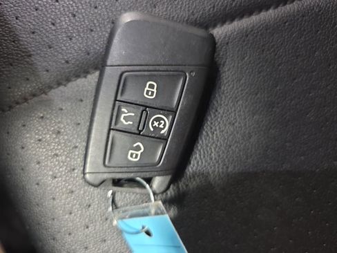 Used 2022 Volkswagen Tiguan SE R-Line image 35