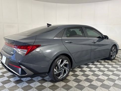 Used 2024 Hyundai Elantra Limited image 11