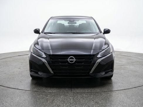 Used 2025 Nissan Altima 2.5 SV FWD image 2
