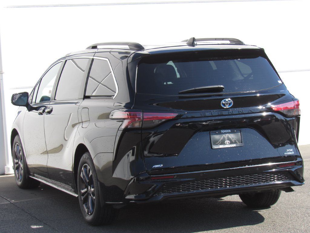Used 2024 Toyota Sienna XSE AWD/4WD image 5
