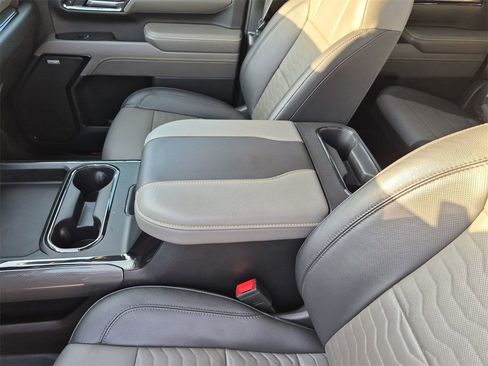 Used 2024 Chevrolet Silverado 2500 ZR2 w/ Technology Package image 21