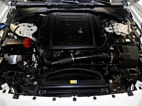 Used 2019 Jaguar XE Premium image 20