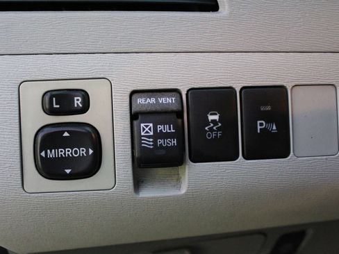 Used 2013 Toyota Sienna XLE FWD image 28