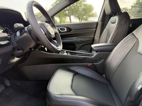 Used 2025 Jeep Compass Trailhawk AWD/4WD image 27