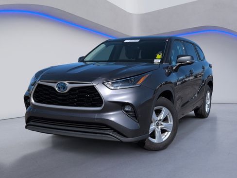 Used 2021 Toyota Highlander LE image 2