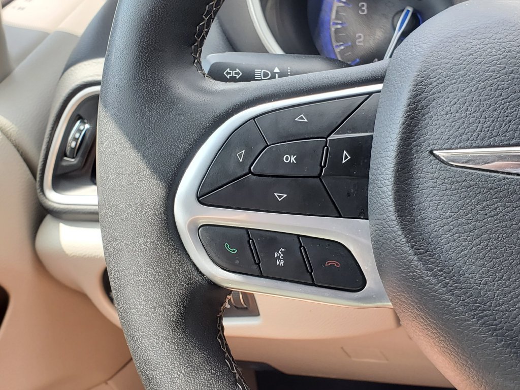 Used 2024 Chrysler Pacifica Touring-L FWD image 14