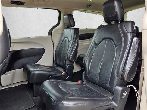 Used 2019 Chrysler Pacifica Touring-L FWD image 17