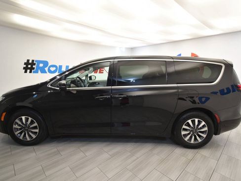 Used 2024 Chrysler Pacifica Limited FWD image 2