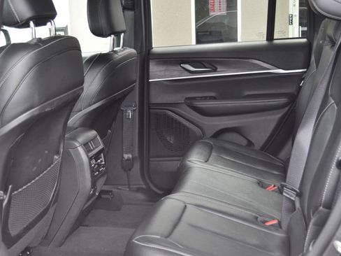 Used 2024 Jeep Grand Cherokee Limited image 16