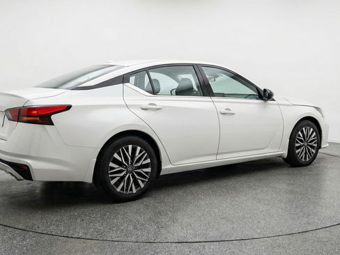 Used 2025 Nissan Altima 2.5 SV image 9