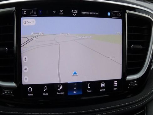 Used 2026 Chrysler Pacifica Limited FWD image 33