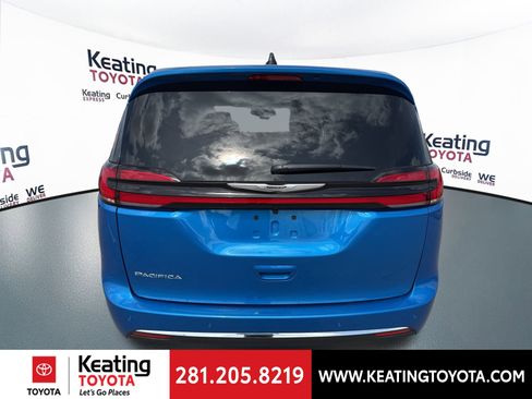 Used 2026 Chrysler Pacifica Select image 6