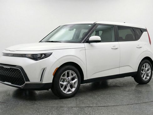 Used 2025 Kia Soul LX w/ LX Technology Package image 3