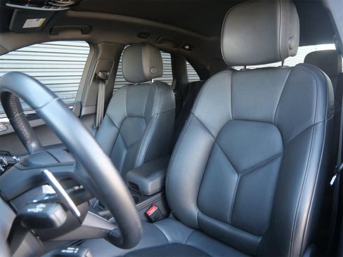 Certified 2023 Porsche Macan image 5