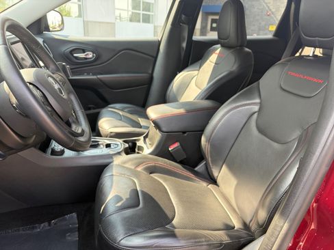 Used 2019 Jeep Cherokee Trailhawk AWD/4WD image 14