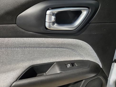 Used 2025 Jeep Compass Sport image 34