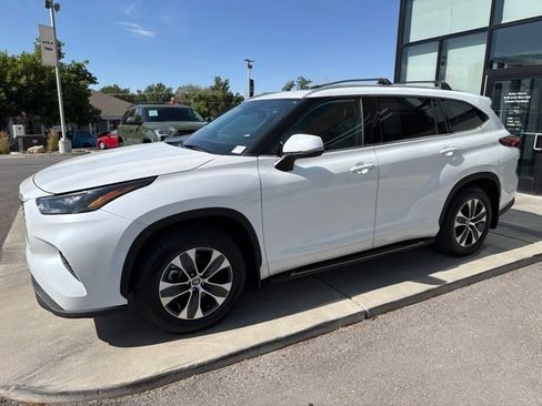 Used 2022 Toyota Highlander XLE AWD/4WD image 2