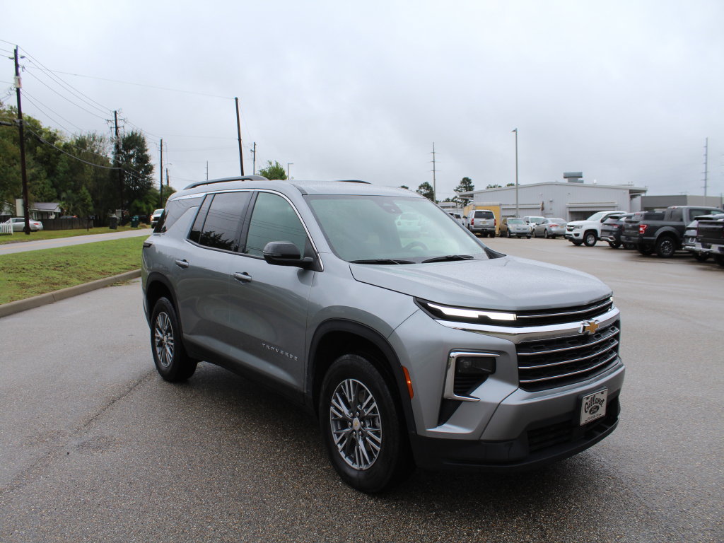 Used 2026 Chevrolet Traverse LT AWD/4WD image 2