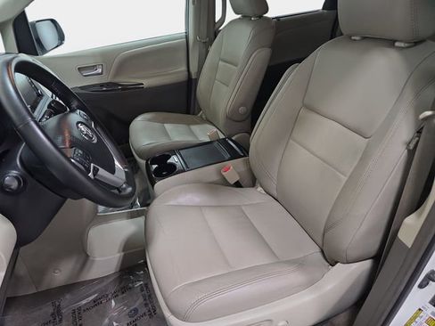 Used 2018 Toyota Sienna XLE w/ XLE Navigation Package FWD image 13