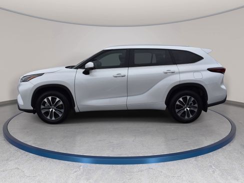 Used 2025 Toyota Highlander XLE FWD image 9